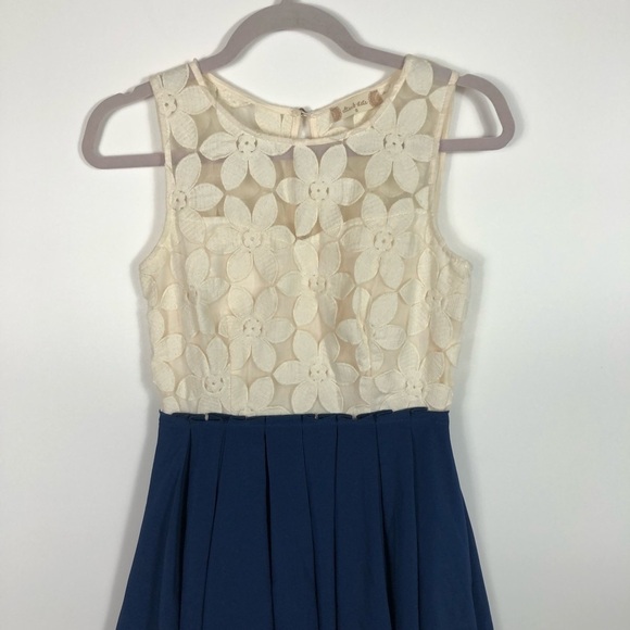 Altar’d state dress - Picture 2 of 10